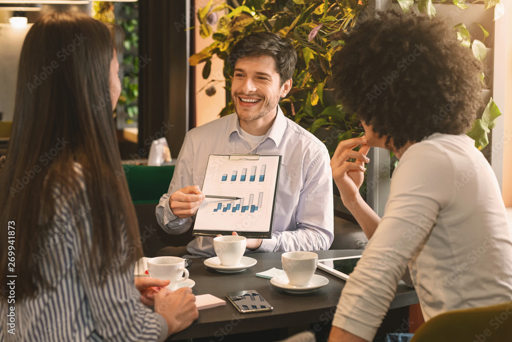 Aufkleber managers analyzing chart at a business lunch