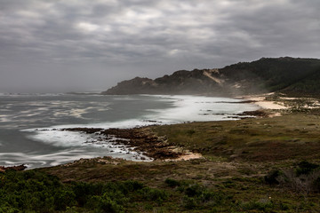 Obraz premium waves crashing on rocks