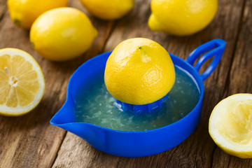 Halbe Zitrone auf Zitronenpresse (Selektiver Fokus, Fokus auf die Spitze und Vorderseite der...
