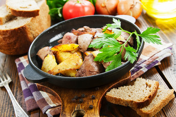 Potatoes stewed with chicken liver