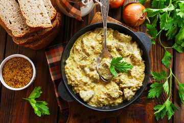 Chicken liver in creamy sauce with mustard