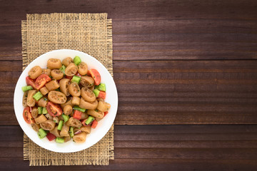 Salat aus Chilenischem Cochayuyo Seetang (lat. Durvillaea antarctica), Kirschtomaten, Paprika, Zwiebeln und Petersilie, fotografiert mit natürlichem Licht