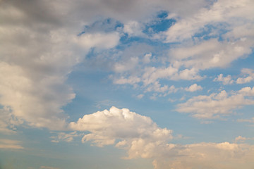 Fototapeta na wymiar The blue sky with clouds