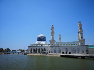 Fototapeta na wymiar Water Mosque, aka Floating Mosque, Masjid Bandaraya, Kota Kinabalu, Malaysia