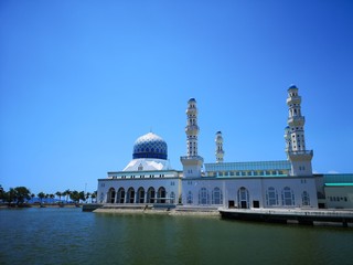 Fototapeta na wymiar Water Mosque, aka Floating Mosque, Masjid Bandaraya, Kota Kinabalu, Malaysia