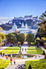 Obraz premium Ogród Mirabell i twierdza Salzburga