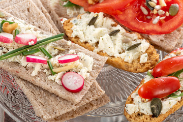 crispbreads with tomatoes, radishes and cheese