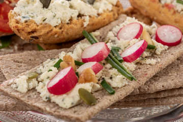 crispbreads with tomatoes, radishes and cheese