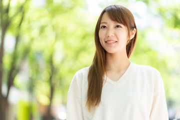 公園でリラックスする女性