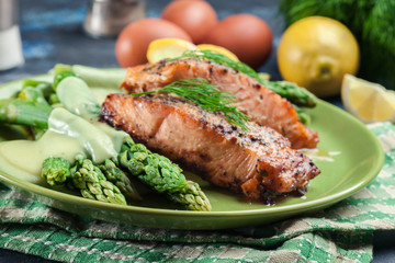 Baked salmon with asparagus and hollandaise sauce