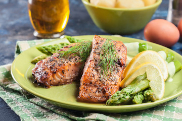 Baked salmon with asparagus and hollandaise sauce