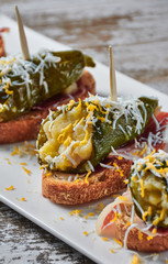 pincho de pimiento verde relleno y jamon iberico con virutas de huevo