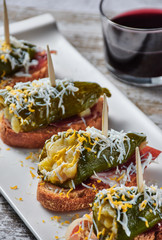 pincho de pimiento verde relleno y jamon iberico con virutas de huevo