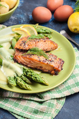 Baked salmon with asparagus and hollandaise sauce