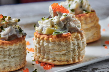 barca de hojaldre rellena de ensalada de bacalao decorado con caviar rojo
