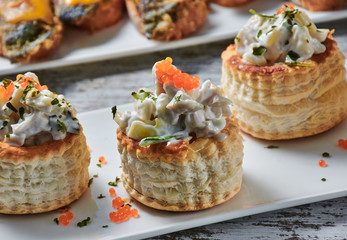 barca de hojaldre rellena de ensalada de bacalao decorado con caviar rojo