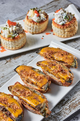 pincho de calabacin relleno de carne cubierto de queso fundido