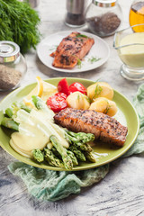 Baked salmon with asparagus and hollandaise sauce