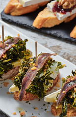 pincho de queso con anchoas y respigos