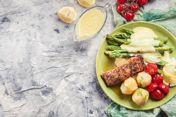 Baked salmon with asparagus and hollandaise sauce