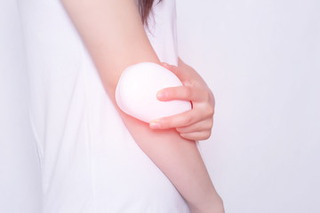 The girl treats the elbow joint with the help of physiotherapy, the treatment of joints with a...