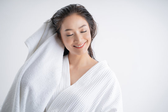 Asian women are using a dry towel to dry their hair.after showering