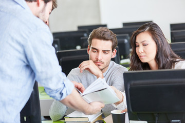 Studenten im Computer Workshop