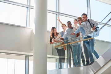 Studenten Team freut sich im Treppenhaus