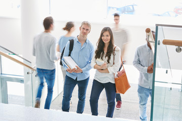 Mann und Frau als junge Studenten