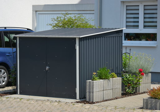 Moderne Gerätehütte, Fahrrad-Schuppen oder externer Abstellraum mit Aluminium Profilen und Kunststoff-Verkleidung
