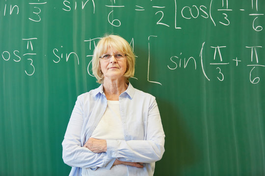 Ältere Frau als kompetenter Mathelehrer