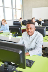Afrikanischer Student macht Computer Schulung