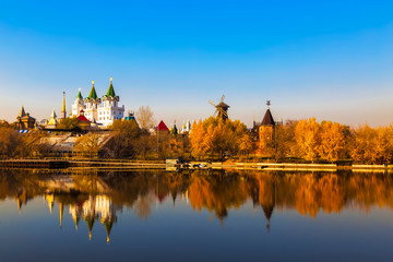 Obraz premium View of Izmailovo Kremlin and Silver-Grape pond in autumn, Moscow, Russia