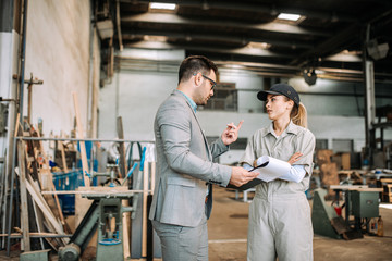 Obraz premium Manager having a discussion with a female factory worker.