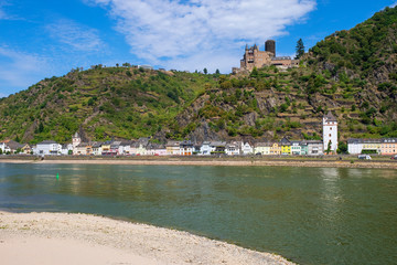 Fototapeta na wymiar Blick auf St. Goarshausen mit der Burg Katz