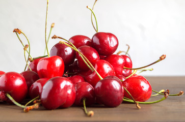 Obraz na płótnie Canvas ripe fresh cherries. a bunch of delicious summer berries.