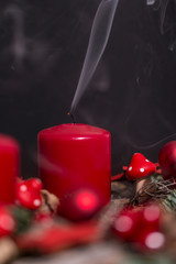 eine rote Weihnachtskerze die gerade ausgemacht wurde, Rauch steigt empor