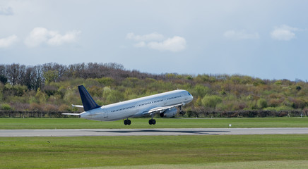 Fototapeta na wymiar Flugzeug beim Start auf der Startbahn Hamburger Flughafen