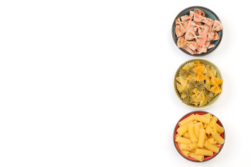 Fideos variedad de pastas secas  sobre fondo blanco asilado. Vista superior. Copy space