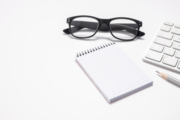 Good Idea, schwarze Brille, Tastatur und Notizblock 