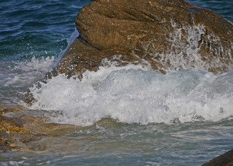 Fototapeta premium Waves crashing against the rock