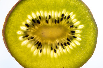 Das saftige helle Grün der frischen Kiwi macht Appetit