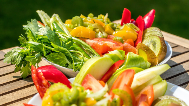 Der knackige frische Gem&uuml;se Teller ist eine gesunde Mahlzeit