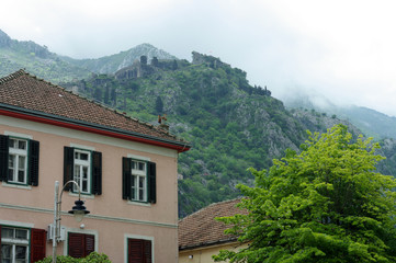 Fototapeta na wymiar Bâtiment de Kotor surplombé par des remparts