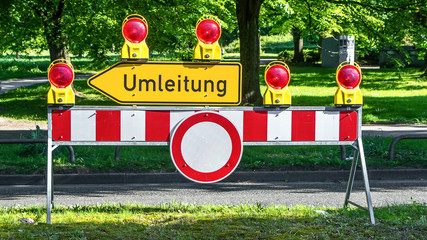 Verkehrsschild mit Umleitungs Hinweis