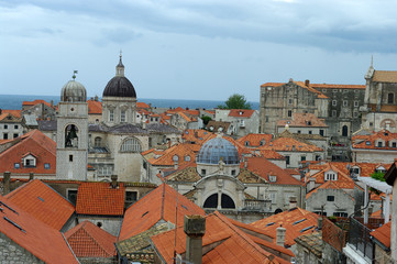 Fototapeta na wymiar Clochers et toits de la vieille ville de Dubrovnik - 2
