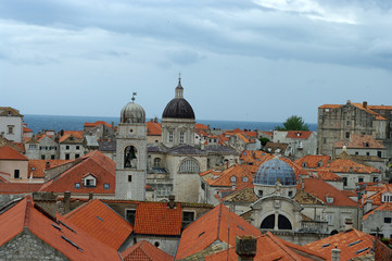 Fototapeta na wymiar Clochers et toits de la vieille ville de Dubrovnik - 1