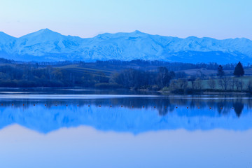 日本北海道　早朝の湖と朝焼け