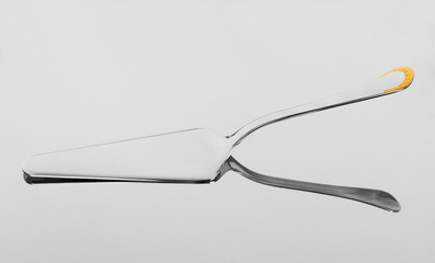 Spatula for cake on a metal tray