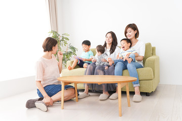 室内で楽しく遊ぶ子供とお母さん